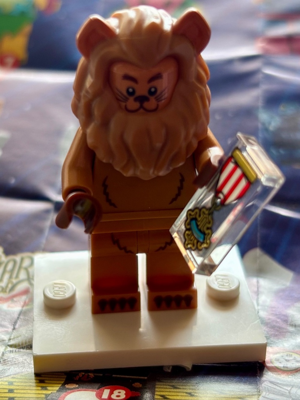 The LEGO MOVIE 2 "Cowardly Lion" tlm164 "With stand, pamphlet & accessories.